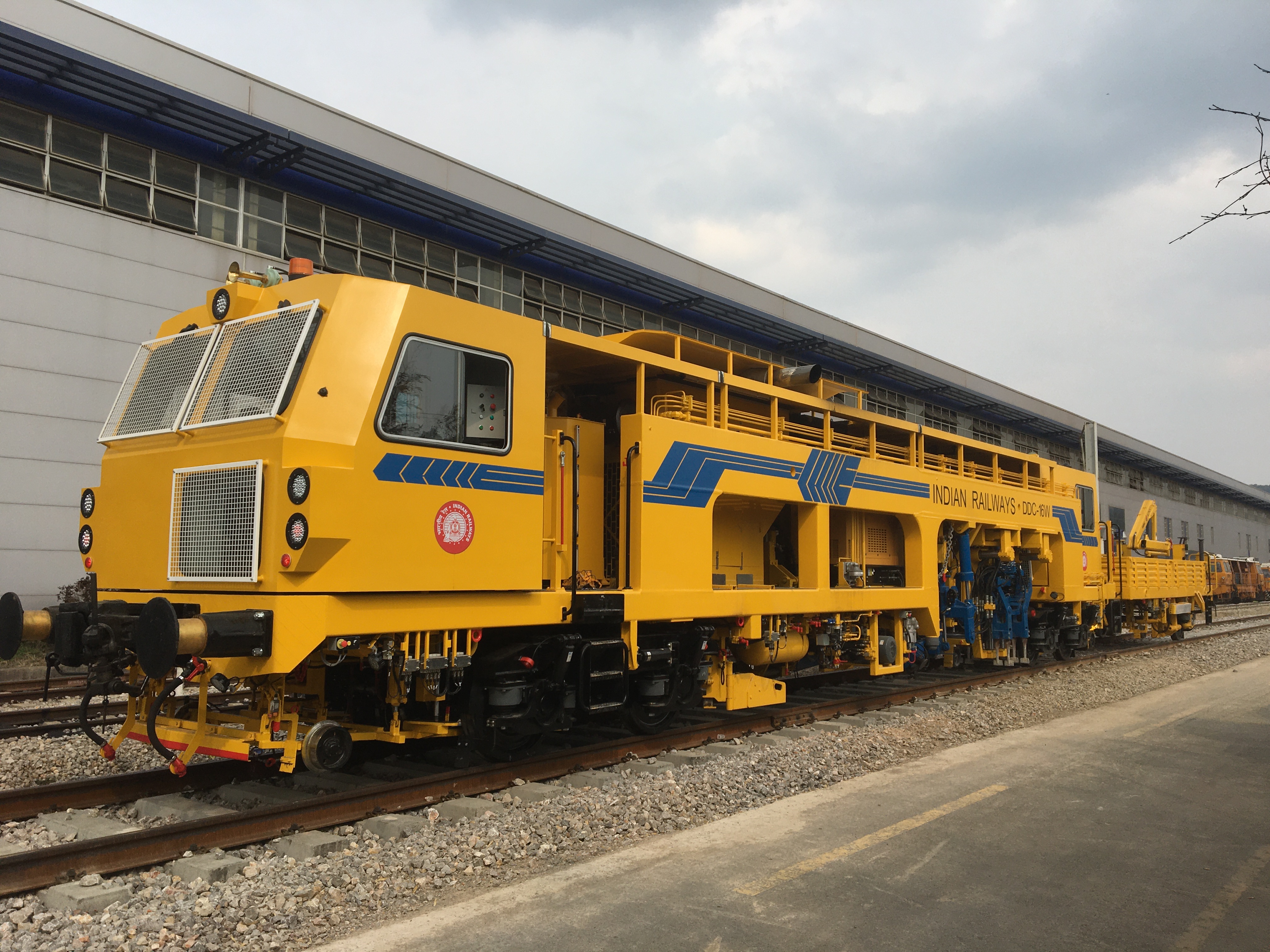 DDC-16W寬軌多功能搗固車